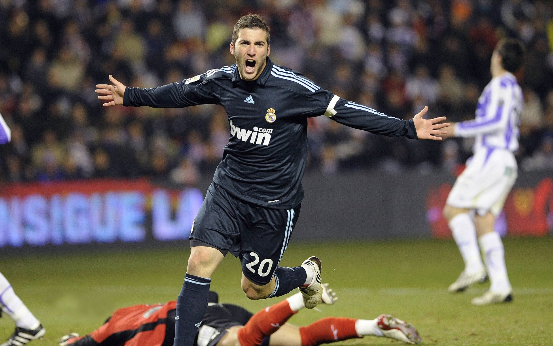 意大利在欧洲杯预选赛中2-1击败克罗地亚，锁定小组第一。，2021欧洲杯意大利21号